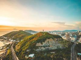 bovenaanzicht van vung tau met standbeeld van jezus christus op de berg. de meest populaire lokale plek. christus de koning, een standbeeld van jezus. reisconcept. foto