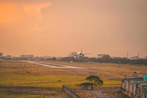 Ho Chi Minh-stad, Vietnam - 12 februari 2022 vliegtuig vliegt over stedelijke gebieden en bereidt de landing voor op de internationale luchthaven Tan Son Nhat en vertrekt op TSN Airport foto