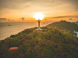 bovenaanzicht van vung tau met standbeeld van jezus christus op de berg. de meest populaire lokale plek. christus de koning, een standbeeld van jezus. reisconcept. foto