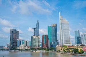 ho chi minh city, vietnam - 22 mei 2022 bitexco financiële toren, wolkenkrabber van onderaf gezien naar een hemel. stedenbouwkundige ontwikkeling met moderne architectuur foto