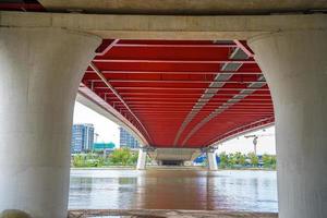 onder thu thiem 2 brug, die het schiereiland thu thiem en district 1 verbindt over de saigon-rivier in de haven van bach dang foto