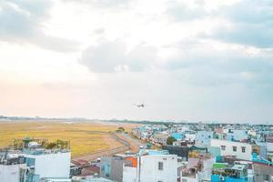 Ho Chi Minh-stad, Vietnam - 12 februari 2022 vliegtuig vliegt over stedelijke gebieden en bereidt de landing voor op de internationale luchthaven Tan Son Nhat en vertrekt op TSN Airport foto