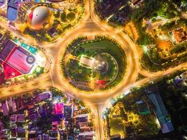 vung tau uitzicht van bovenaf, met verkeersrotonde, huis, vietnam oorlogsmonument in vietnam. fotografie met lange belichtingstijden 's nachts. foto