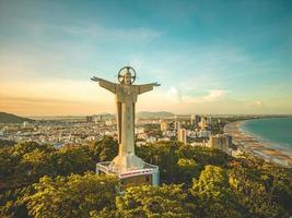 bovenaanzicht van vung tau met standbeeld van jezus christus op de berg. de meest populaire lokale plek. christus de koning, een standbeeld van jezus. reisconcept. foto