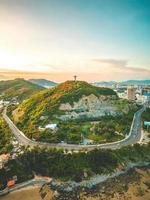 bovenaanzicht van vung tau met standbeeld van jezus christus op de berg. de meest populaire lokale plek. christus de koning, een standbeeld van jezus. reisconcept. foto