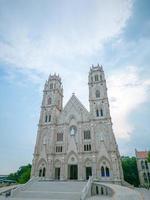 song vinh kerk, ook bekend als parochielied vinh in phu my, die toeristen trekt om in het weekend spiritueel te bezoeken in vung tau, vietnam. song vinh kerk laat een gebouw eruit zien als frankrijk foto