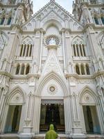 song vinh kerk, ook bekend als parochielied vinh in phu my, die toeristen trekt om in het weekend spiritueel te bezoeken in vung tau, vietnam. song vinh kerk laat een gebouw eruit zien als frankrijk foto