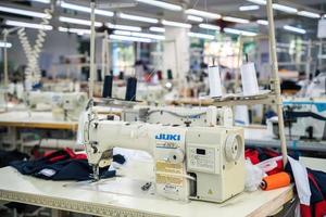 ba ria, vietnam - 18 maart 2022 textieldoekfabriek werkproces maatwerk arbeidersuitrusting. dit is een naaimachine fabrieksproductie lege arbeider. foto