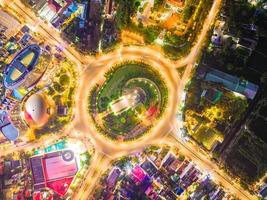 vung tau uitzicht van bovenaf, met verkeersrotonde, huis, vietnam oorlogsmonument in vietnam. fotografie met lange belichtingstijden 's nachts. foto