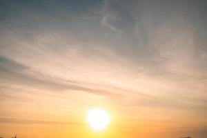 achtergrond wolk zomer. wolk zomer. hemelwolk filmisch. natuurlijke lucht mooie en filmische zonsondergang textuur achtergrond foto