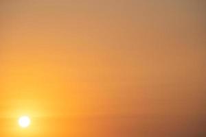 prachtige zonsondergang strand landschap, exotische tropische eiland natuur, kleurrijke rood gele lucht, silhouet schip, gouden zon gloed reflectie, zomervakantie vakantie. hemelwolk filmisch. foto