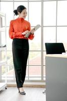 portret van jonge mooie zakenvrouw werk in office foto