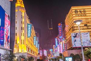 shanghai.china - 26 januari 2015. nachtleven van mensen lopen in nanjing road walking street in shang hai city china foto