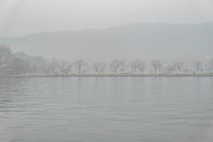 prachtig xihu-meer een van de bestemmingen in China met mistig of mist in het winterseizoen foto