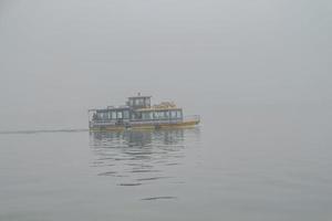 prachtig xihu-meer een van de bestemmingen in China met mistig of mist in het winterseizoen foto