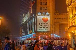 shanghai.china - 26 januari 2015. nachtleven van mensen lopen in nanjing road walking street in shang hai city china foto