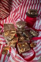 stapels kerstfudge-vierkanten voor cadeau van de feestdagen foto