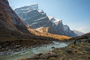 modi khola-vallei de weg naar het annapurna-basiskamp in de annapurna-regio, nepal. foto