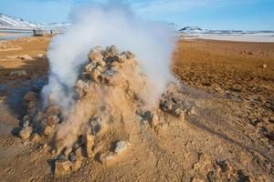 geothermisch gebied in het noordoosten van ijsland. in dit gebied, ook wel bekend als hverir, kun je veel solfatara's en kokende modderpotten zien, omringd door zwavelkristallen van veel verschillende kleuren. foto