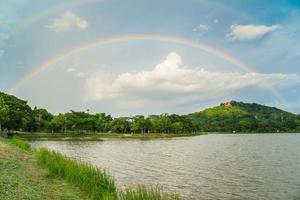 dubbele regenboog boven de hemel na regenachtig. foto