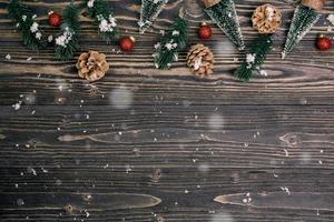 kerstvakantie compositie decoratie op houten achtergrond, nieuwjaar en kerst of jubileum met cadeautjes op houten tafel in het seizoen, bovenaanzicht of plat leggen. foto