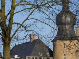 wintertijd in een kasteel in duitsland foto