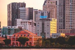 ho chi minh, vietnam - 13 februari 2022 weergave van bitexco financiële toren gebouw, gebouwen, wegen, thu thiem brug en saigon rivier in ho chi minh stad in zonsondergang. panoramabeeld van hoge kwaliteit. foto