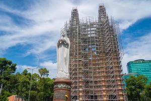 focus saigon notre-dame kathedraal basiliek, basiliek van onze lieve vrouw van de onbevlekte ontvangenis in ho chi minh city, saigon, vietnam onder renovatie met blauwe hemelachtergrond. foto