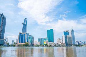 ho chi minh city, vietnam - 12 feb 2022 bitexco financiële toren, wolkenkrabber van onderaf gezien naar een hemel. stedenbouwkundige ontwikkeling met moderne architectuur foto