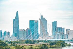 ho chi minh city, vietnam - 12 feb 2022 bitexco financiële toren, wolkenkrabber van onderaf gezien naar een hemel. stedenbouwkundige ontwikkeling met moderne architectuur foto