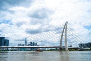 ho chi minh-stad, vietnam - 22 mei 2022 thu thiem 2 brug, die het schiereiland thu thiem en district 1 verbindt over de saigon-rivier in de haven van bach dang foto