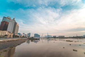 ho chi minh-stad, vietnam - 12 feb 2022 skyline met landmark 81 wolkenkrabber, een nieuwe tuibrug bouwt het schiereiland thu thiem en district 1 over de saigon-rivier. foto