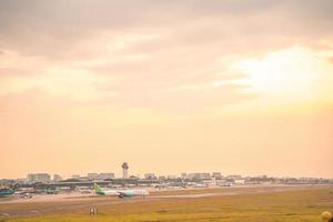 Ho Chi Minh-stad, Vietnam - 12 februari 2022 vliegtuig vliegt over stedelijke gebieden en bereidt de landing voor op de internationale luchthaven Tan Son Nhat en vertrekt op TSN Airport foto