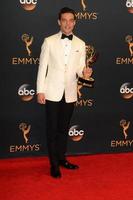 los angeles, 18 sep - rami malek bij de 2016 primetime emmy awards, perskamer in het microsoft theater op 18 september 2016 in los angeles, ca foto