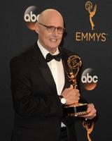 los angeles, 18 sep - jeffrey tambor bij de 2016 primetime emmy awards, perskamer in het microsoft theater op 18 september 2016 in los angeles, ca foto