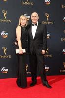 los angeles, 18 sep - kasia ostlun, jeffrey tambor bij de 2016 primetime emmy awards, aankomsten in het microsoft theater op 18 september 2016 in los angeles, ca foto