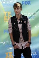 los angeles, 7 aug - justin bieber arriveert bij de teen choice awards 2011 in gibson amfitheater op 7 augustus 2011 in los angeles, ca. foto