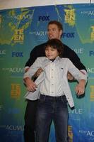 los angeles, 7 aug - kellan lutz en zijn broer in de perskamer bij de teen choice awards 2011 in gibson amfitheater op 7 augustus 2011 in los angeles, ca. foto