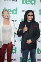 los angeles, 21 jun - shannon tweed, gene simmons arriveert bij de ted-première in het dorpstheater op 21 juni 2012 in westwood, ca. foto