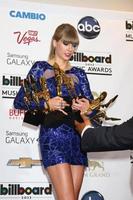 los angeles, 19 mei - taylor swift met haar 8 awards in de perszaal bij de billboard music awards 2013 in de mgm grand garden arena op 19 mei 2013 in las vegas, nv foto