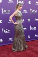 las vegas, 7 maart - taylor swift arriveert op de 2013 academy of country music awards in de mgm grand garden arena op 7 maart 2013 in las vegas, nv foto