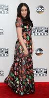 los angeles, 20 nov - noah cyrus bij de 2016 american music awards in microsoft theater op 20 november 2016 in los angeles, ca foto