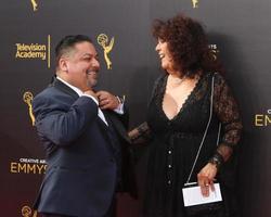 los angeles, 10 sep - george guzman, mary ann valdes bij de 2016 creative arts emmy awards, dag 1, aankomst in het microsoft theater op 10 september 2016 in los angeles, ca foto