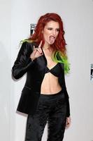 los angeles, 20 nov - bella thorne bij de 2016 american music awards in microsoft theater op 20 november 2016 in los angeles, ca foto