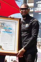 los angeles, 7 sep - usher raymond bij de bode geëerd met een ster op de hollywood walk of fame in het oosten op 7 september 2016 in los angeles, ca foto