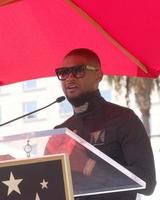 los angeles, 7 sep - usher raymond bij de bode geëerd met een ster op de hollywood walk of fame in het oosten op 7 september 2016 in los angeles, ca foto