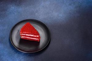 rode fluwelen cake, klassieke drielaagse cake van rode boterkoekjes met room foto