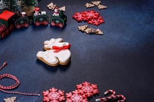 zelfgemaakte kerstkoekjes op een donkere betonnen tafel foto