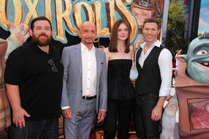 los angeles, 21 sep - nick frost, sir ben kingsley, elle fanning, travis knight bij de boxtrolls los angeles première op universele stadswandeling op 21 september 2014 in los angeles, ca foto