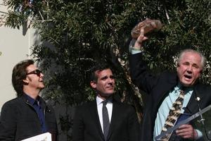 los angeles, 9 februari - paul mccartney, eric garcetti, tom lebonge bij de hollywood walk of fame-ceremonie voor paul mccartney bij capital records building op 9 februari 2012 in los angeles, ca foto